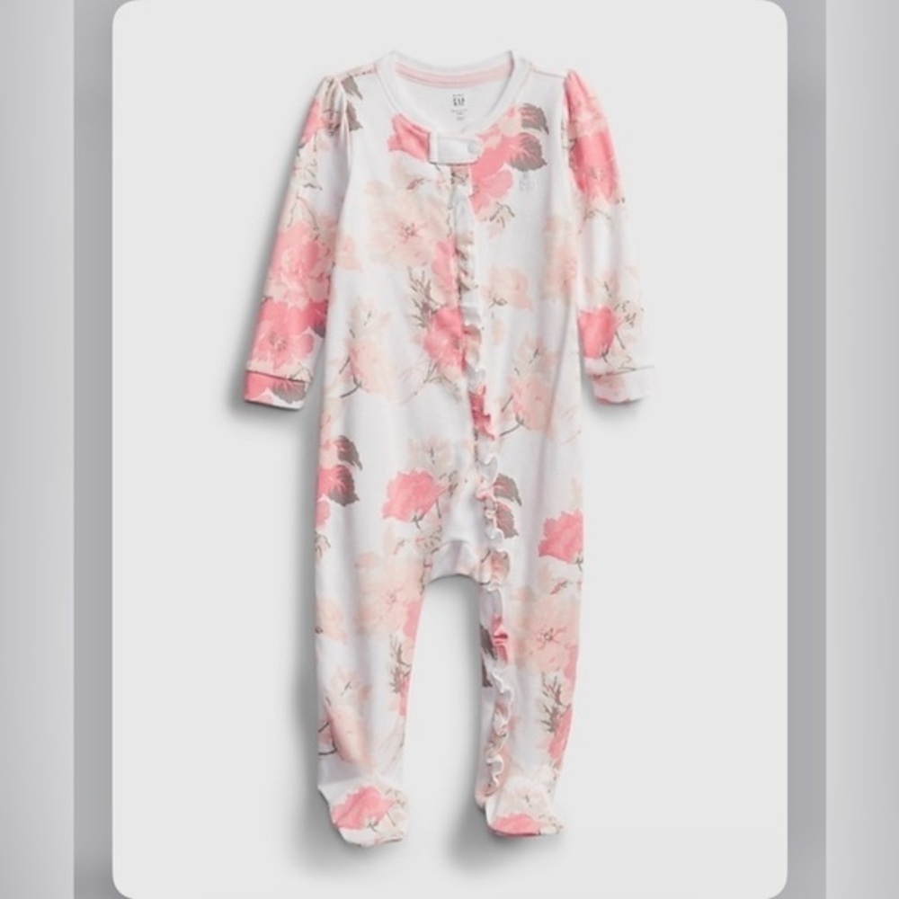 Baby GAP girl fitted foot one piece. 0-3 months.